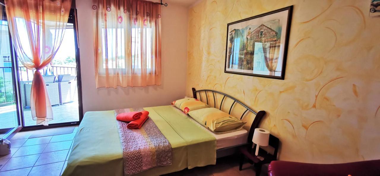 Studio Apartment Lela Liznjan Exterior photo